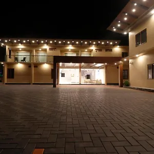 3* ホテル Treebo Grand Vistara Airport